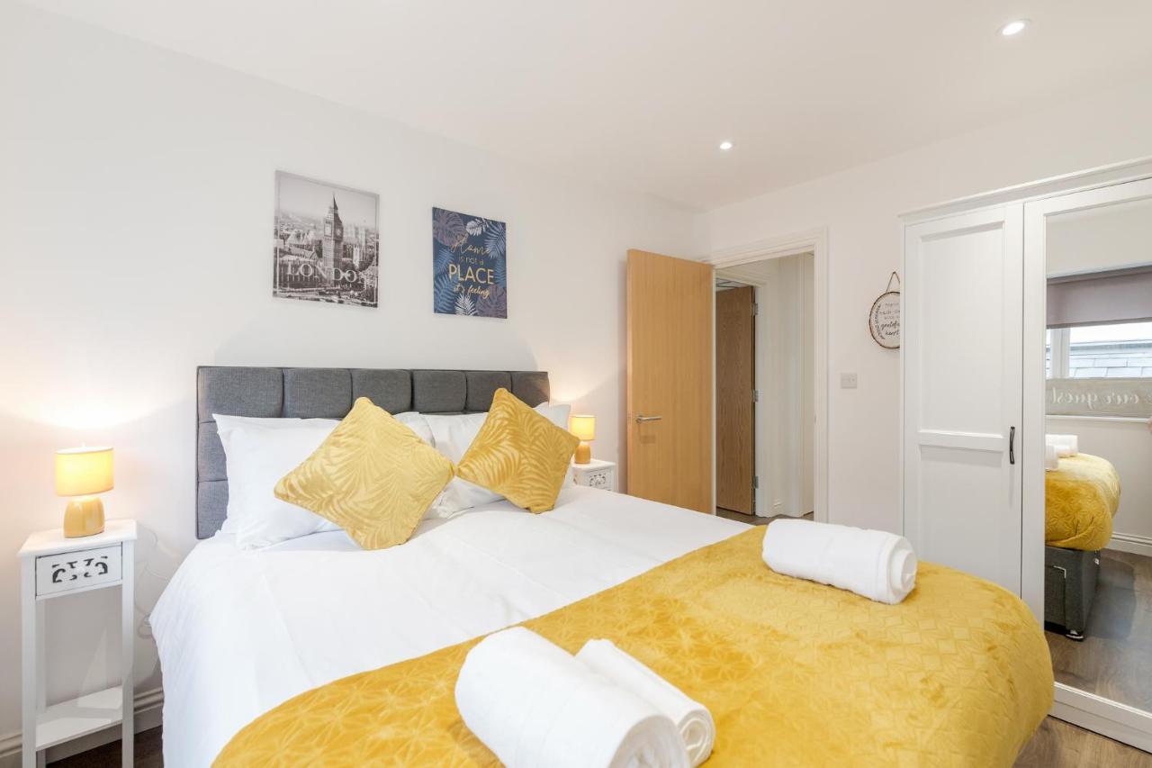 Watford Town Centre Serviced Apartment: Flexible Beds & Free Entertainment London Exterior photo